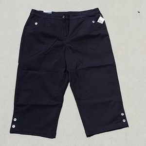 Karen Scott Black Capris  NWT